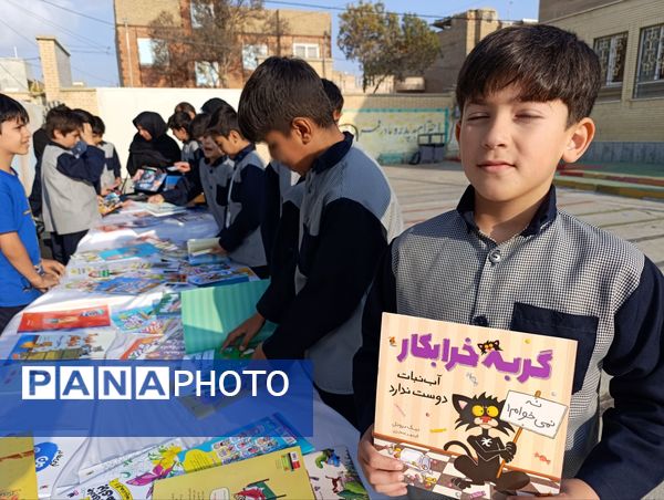برگزاری نمایشگاه کتاب در دبستان معلم دو آشخانه 