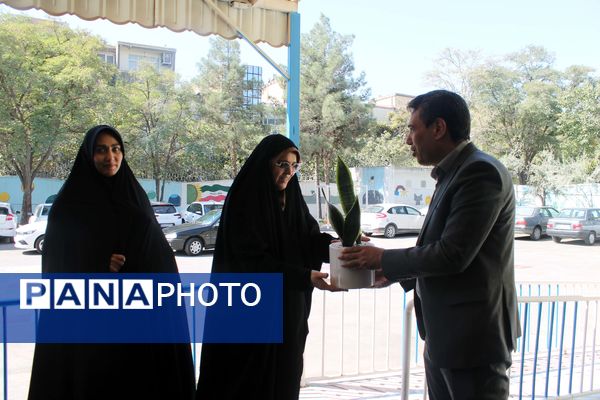 بازدید مدیرکل آموزش و پرورش استان خراسان رضوی از مدرسه خدیجه ی کبری (س) 