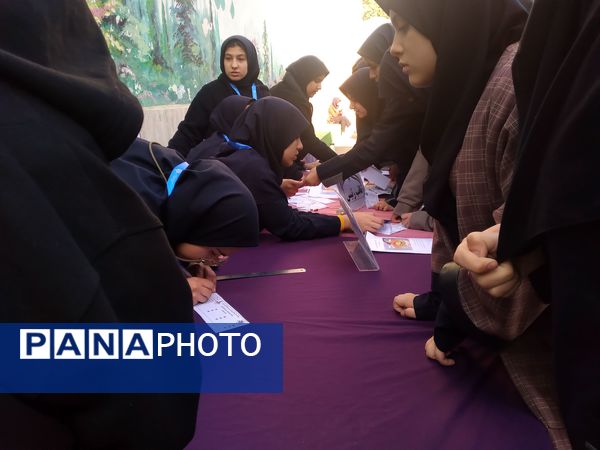 انتخاب نمایندگان شورای دانش‌آموزی در دبیرستان شاهد تکتم ناحیه سه