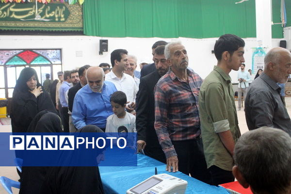 حضور پرشور مردم ولایت‌مدار بوشهر در پای صندوق‌های رأی