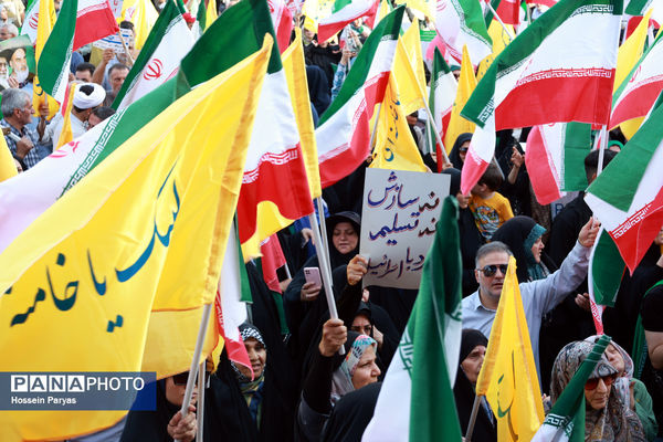 تجمع مردمی بشارت فتح در میدان انقلاب
