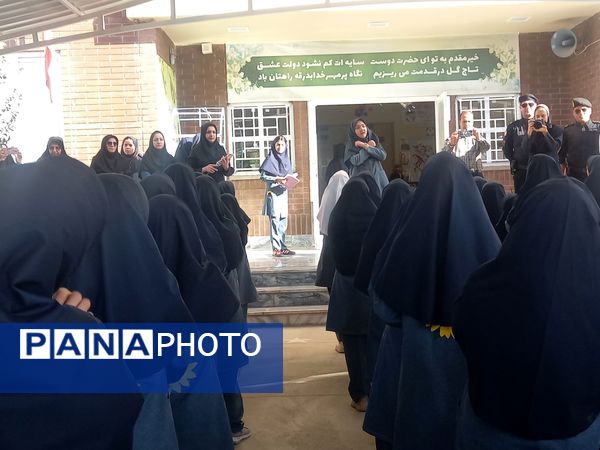 گرامیداشت هفته نیروی انتظامی در دبستان فرهنگ فرازمند
