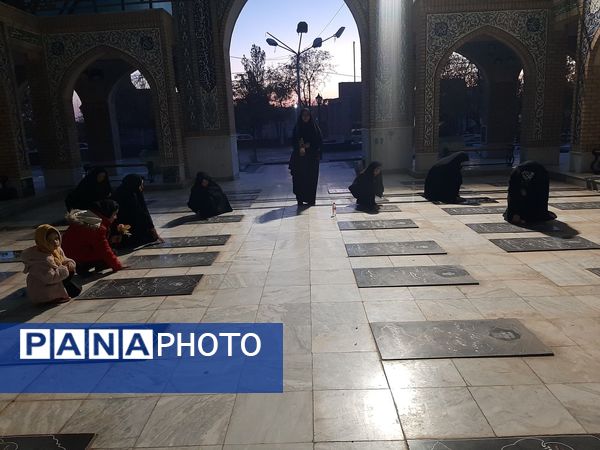 غبار‌روبی مزار شهدا و دیدار با مادر شهید در خلیل‌آباد