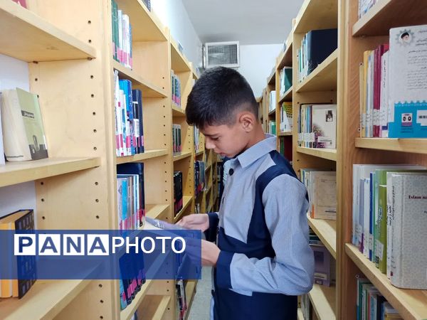 میزبانی کتابخانه امام حسین (ع) از دانش‌آموزان خاتم 