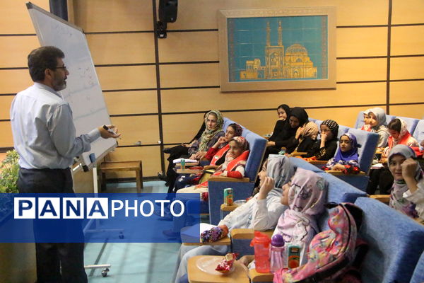 بازدید دانش آموزان مدرسه پیشتازان از مرکز انتقال خون استان یزد