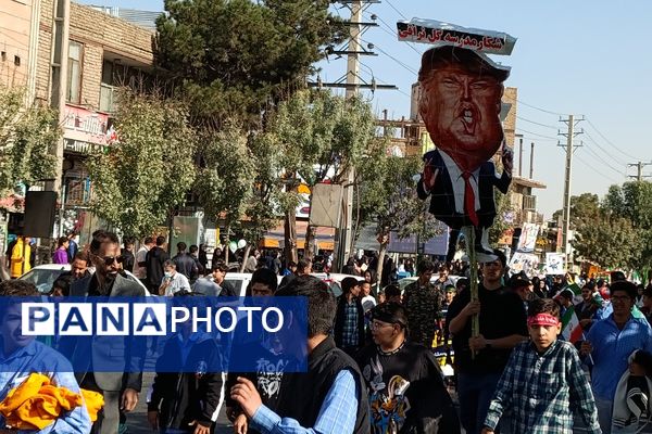 حضور پرشور دانش‌آموزان فشافویه در راهپیمایی ۱۳ آبان