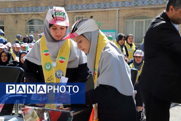 جشن عاطفه‌ها در دبیرستان ۱۳ آبان تبریز
