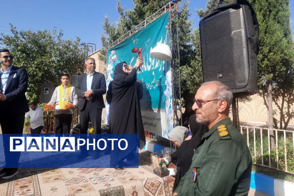 نواختن زنگ مهر در مدرسه هیات امنایی رازی ناحیه ۴ شیراز 
