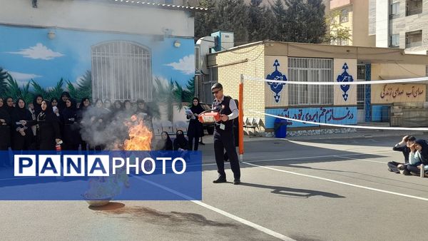آموزش اطفای حریق در دبیرستان نمونه دولتی آینده‌سازان ناحیه ۴ کرج