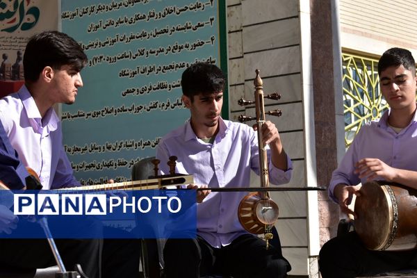 جشن روز دانش‌آموز در دبیرستان امام خمینی (ره) با حضور مسئولان، ورزشکاران و هنرمندان برگزار شد