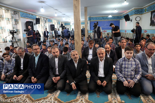 اقامه اذان و نماز با شعار «مِهر با مُهر» با حضور وزیر آموزش و پرورش