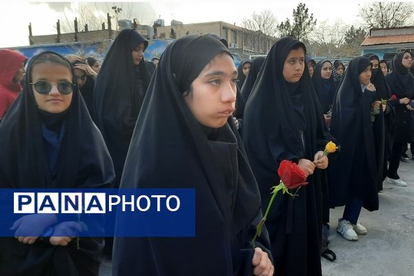 وداع دانش‌آموزان دبیرستان فرهنگیان ناحیه ۷ با شهید گمنام 