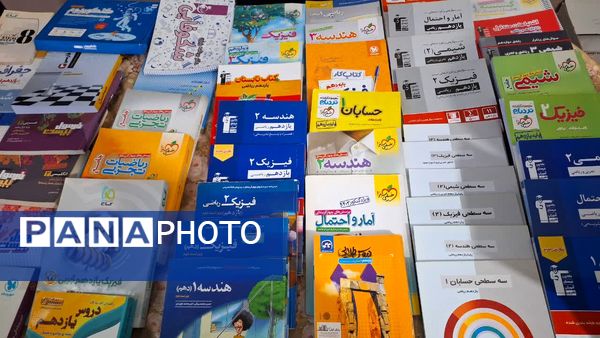 برپایی نمایشگاه کتب کمک‌درسی در دبیرستان دخترانه فاطمیه ناحیه یک کرج