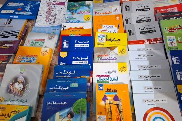 برپایی نمایشگاه کتب کمک‌درسی در دبیرستان دخترانه فاطمیه ناحیه یک کرج