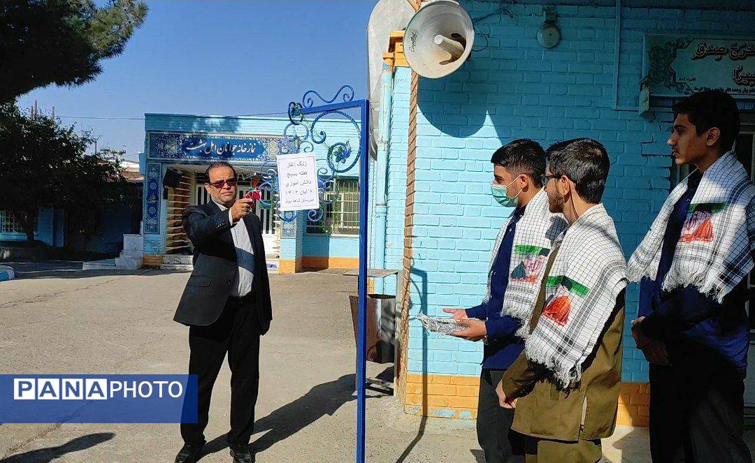 زنگ آغاز هفته بسیج  دانش آموزی در دبیرستان شاهد ابوذر غفاری نیشابور
