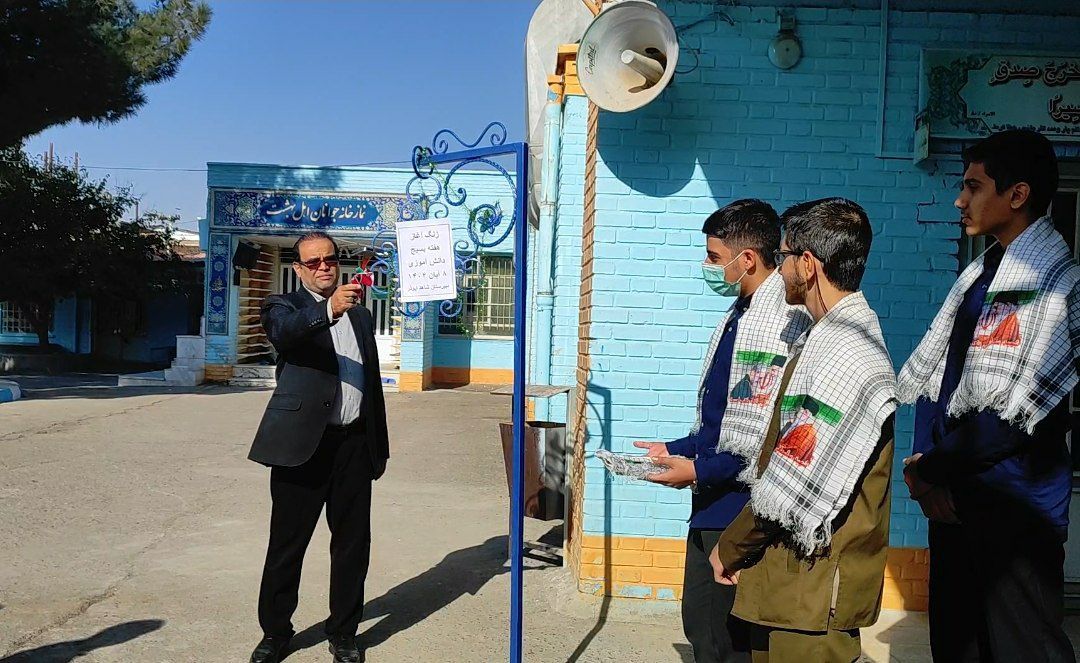 زنگ آغاز هفته بسیج  دانش آموزی در دبیرستان شاهد ابوذر غفاری نیشابور 