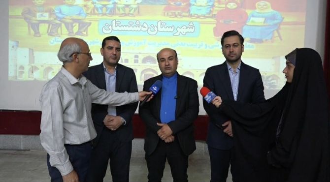 تجلیل از برگزیدگان دانش‌آموزی مسابقات فرهنگی و هنری جشنواره هما شهرستان دشتستان 