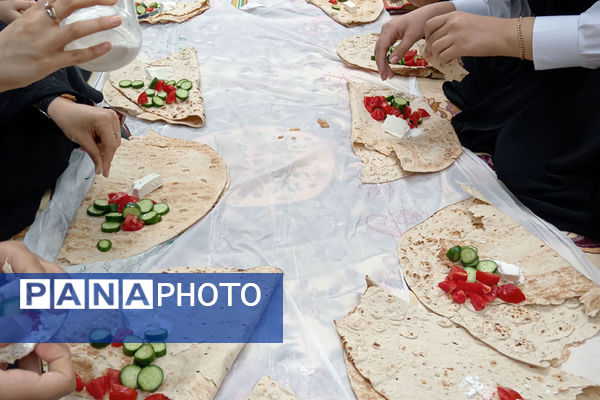 بازدید دانش‌آموزان جعفرآباد از کارگاه گلاب‌گیری روستای «بنابر»