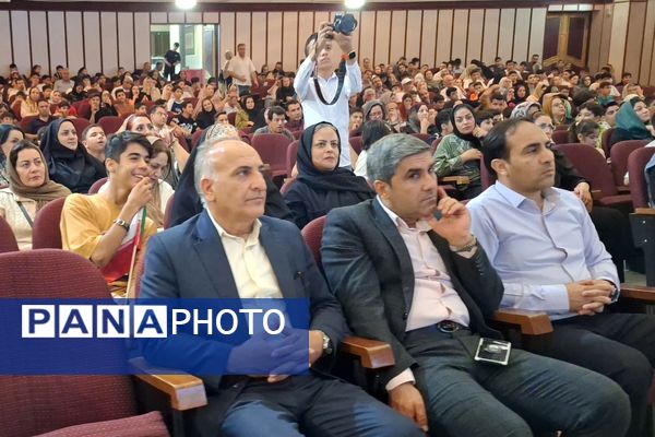 مراسم تجلیل از دانش‌آموزان برتر دبیرستان هیأت امنایی رازی ناحیه ۴شیراز