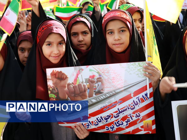 حضور افتخارآفرین دانش آموزان میبدی در تجمع یوم الله سیزده آبان 
