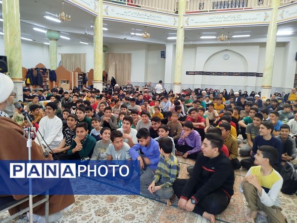 حضور امام جمعه شهرستان کاشمر در بین معتکفین دانش‌آموز در مسجد جامع شهرستان کاشمر 