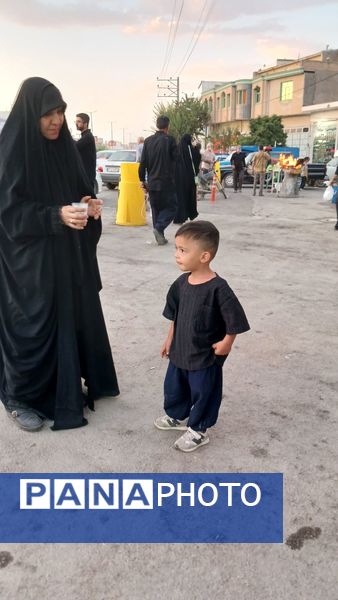 دانش‌آموزان با عشق در موکب امام حسین (ع) پذیرای زائران شدند