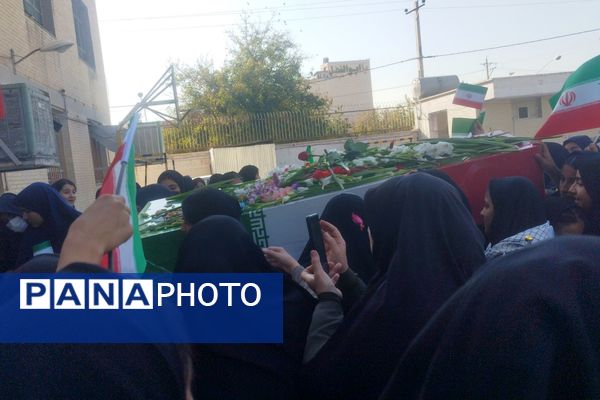 دبیرستان دخترانه صنف پوشاک ناحیه 3 میزبان شهید گمنام