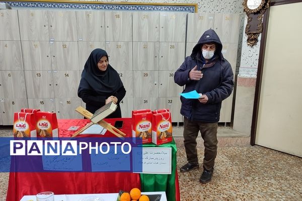 اهدای هدیه به معلمان به‌مناسبت میلاد حضرت علی (ع) و روز پدر در دبستان هیات امنایی فرهنگ