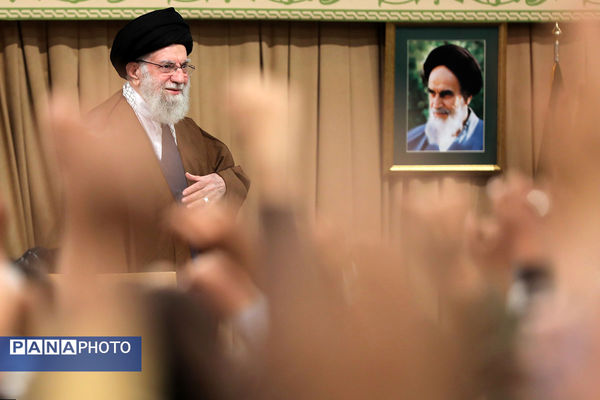 دیدار هزاران نفر از دانش‌آموزان و دانشجویان با رهبر انقلاب