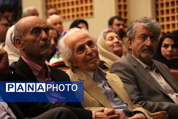 سند هویتی استاد ایرج افشار در یزد رونمایی شد