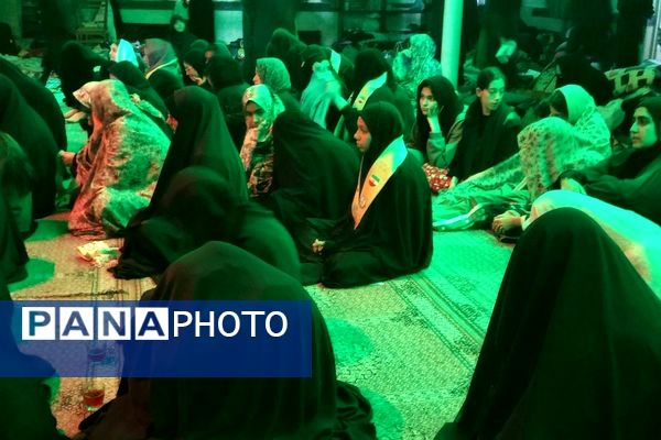 اعتکاف دانش‌آموزی رباط‌کریم با پرچم‌گردانی حضرت ابوالفضل(ع)