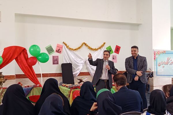 برگزاری جشن یلدا با حضور مسئولان و همکاران در مدرسه ایران و هنرستان کریمی شیرازیها