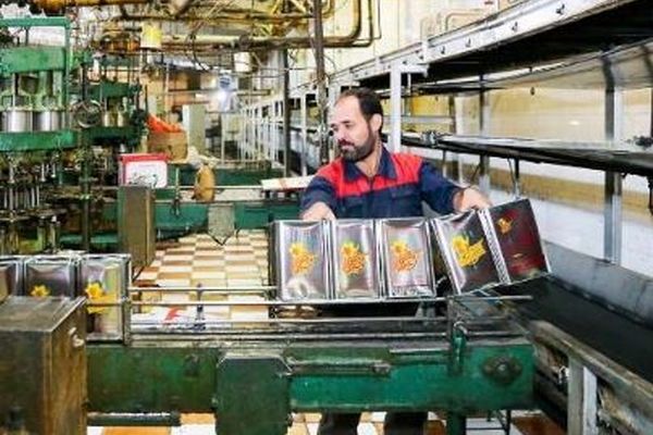 مشکل تامین مواد اولیه ظروف حلبی؛ علت کمبود روغن مورد نیاز اصناف است