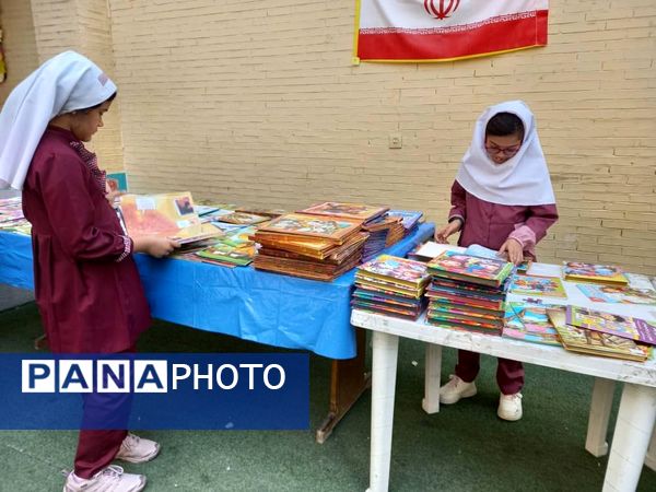 نمایشگاه کتاب در دبستان مریم بندرعباس