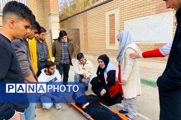 پشت‌صحنه آماده‌سازی مانور زلزله در مدرسه استاد مطهری رباط‌کریم