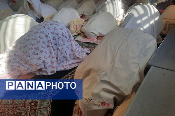 نماز جماعت در دبستان شهید رجبی۲ با حضور مسئولان اداره آموزش و پرورش ناحیه 6