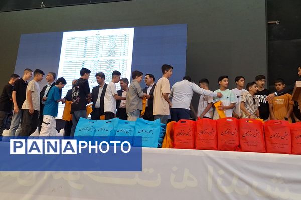 مراسم تجلیل از دانش‌آموزان برتر دبیرستان هیأت امنایی رازی ناحیه ۴شیراز