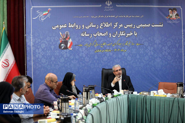 نشست صمیمی رئیس مرکز اطلاع رسانی و روابط عمومی وزارت آموزش و پرورش با خبرنگاران و اصحاب رسانه