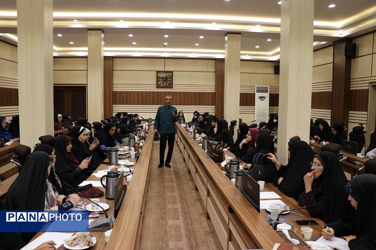 جلسه رابطین بسیج مدارس در سالن معلم ناحیه دو شهرری