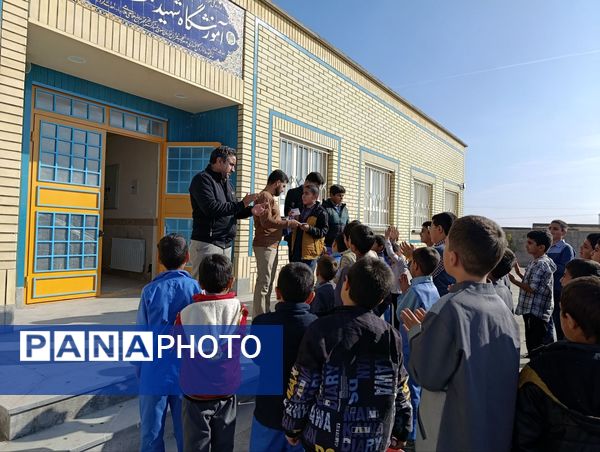 تجلیل از برگزیدگان مسابقات در مدرسه شهید غلامی خلیل آباد 