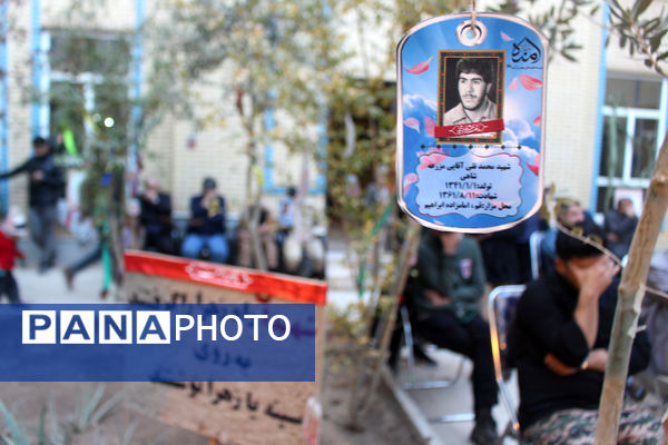 جلوه‌هایی از حضور نوجوانان در مراسم تشییع و خاکسپاری شهدای گمنام