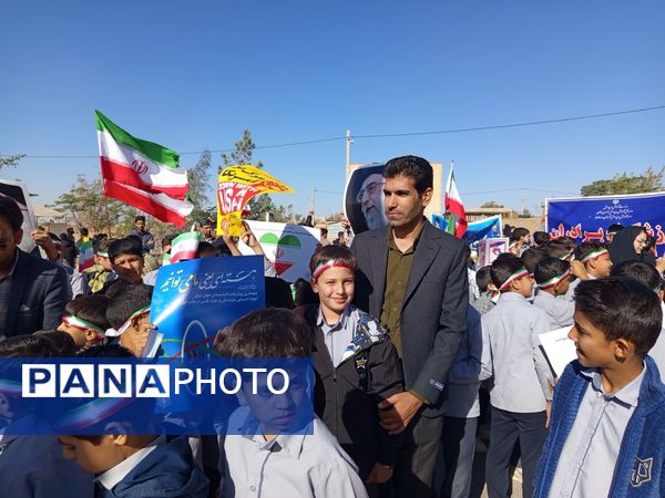 قدم‌های کوچک، ایمان‌های بزرگ؛ حضور باشکوه دانش‌آموزان دبستان برادران ابراهیمی‌نیا در ۱۳ آبان