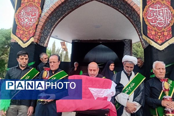 مراسم عزاداری حسینی با حضور خادمین و پرچم کربلا در بوستان فدک اصیل آباد 