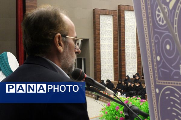 تقدیر از دانش‌آموزان و فرهنگیان برگزیده مسابقات قرآنی در استان قم