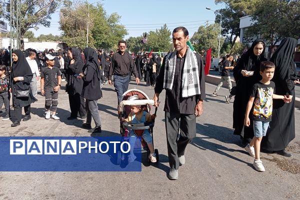 جاماندگان اربعین حسینی در  راهپیمایی حرم تا حرم نیشابور 