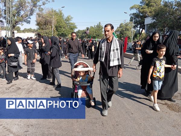 جاماندگان اربعین حسینی در  راهپیمایی حرم تا حرم نیشابور 