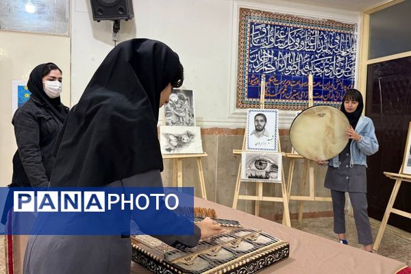 آیین افتتاحیه نمایشگاه هنری «ماها» در هنرستان شهید تاجیک بهارستان‌دو
