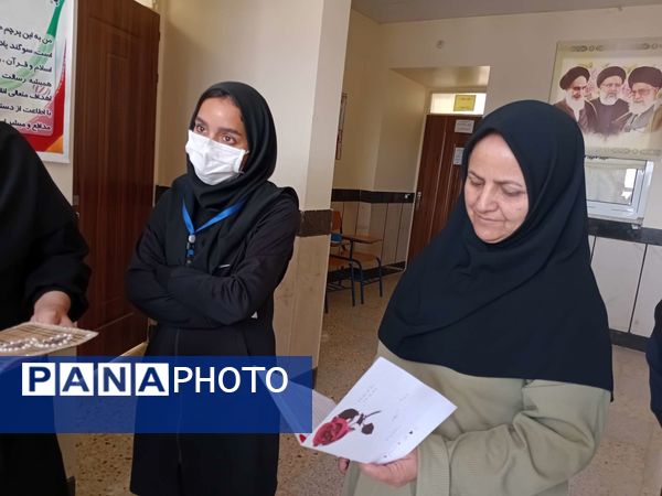 ساخت کارت پستال در هفته سلامت‌روان توسط دانش‌آموزان مدرسه مادرمهربان خلیل‌آباد
