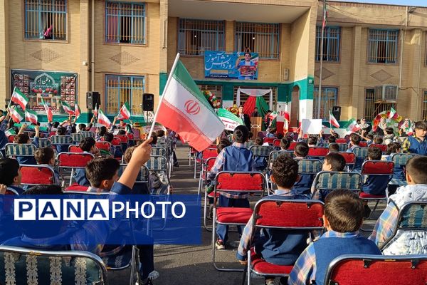 دانش‌آموزان دبستان معمارزاده در سیزده آبان