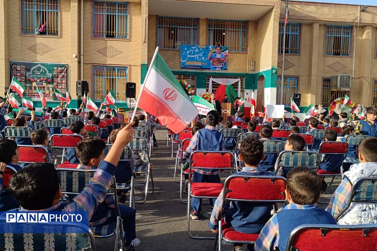 دانش‌آموزان دبستان معمارزاده در سیزده آبان